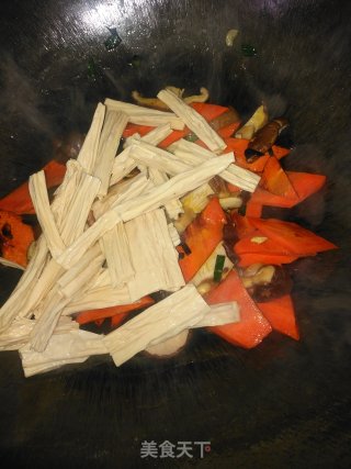 胡萝卜香菇炒腐竹步骤11