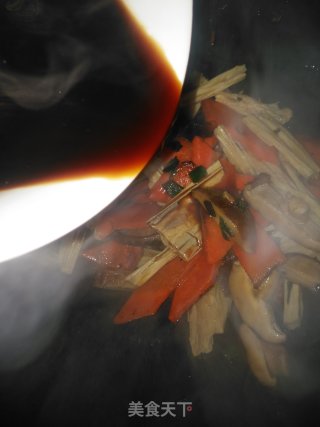 胡萝卜香菇炒腐竹步骤12