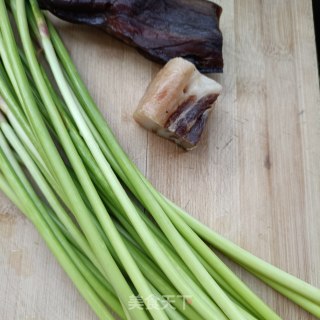 腊肉腊猪舌炒蒜苔步骤1