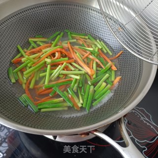腊肉腊猪舌炒蒜苔步骤5