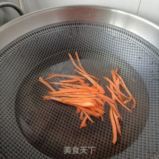 腊肉腊猪舌炒蒜苔步骤3