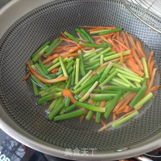 腊肉腊猪舌炒蒜苔步骤4