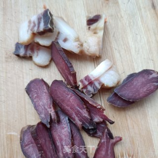 腊肉腊猪舌炒蒜苔步骤7