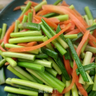 腊肉腊猪舌炒蒜苔步骤6