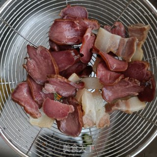 腊肉腊猪舌炒蒜苔步骤10