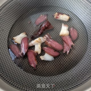 腊肉腊猪舌炒蒜苔步骤8