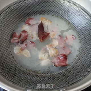 腊肉腊猪舌炒蒜苔步骤9
