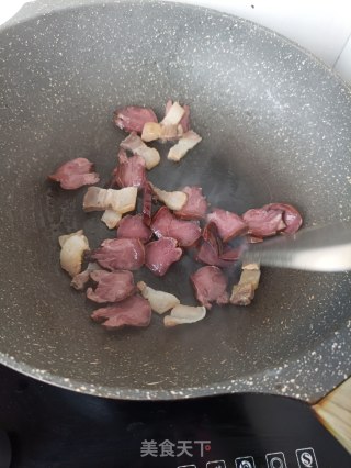 腊肉腊猪舌炒蒜苔步骤12