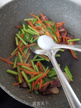 腊肉腊猪舌炒蒜苔步骤15