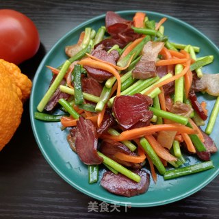 腊肉腊猪舌炒蒜苔步骤18