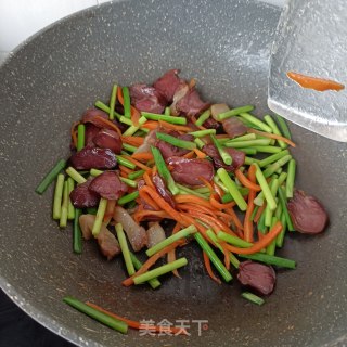 腊肉腊猪舌炒蒜苔步骤17