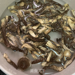 鹿茸菇炒里脊肉步骤4