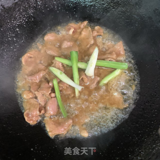 鹿茸菇炒里脊肉步骤6
