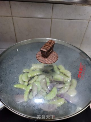 清炒紫扁豆步骤5