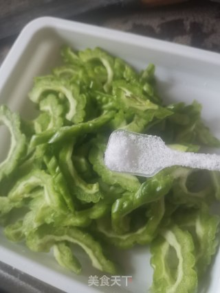 苦瓜炒风干鹅步骤2