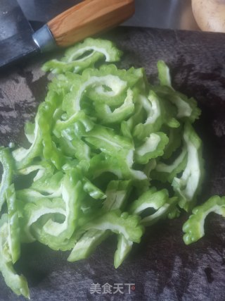 苦瓜炒风干鹅步骤1
