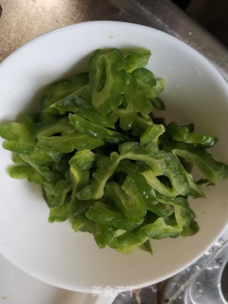 苦瓜炒风干鹅步骤8