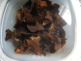 黄瓜炒木耳步骤1