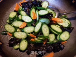 黄瓜炒木耳步骤7