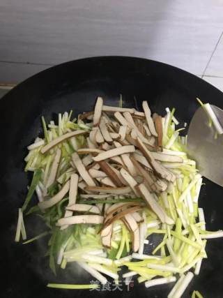 蒜黄炒豆干步骤3