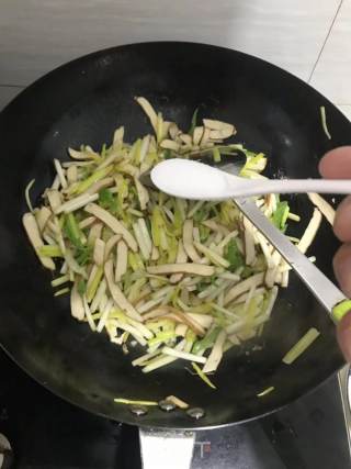 蒜黄炒豆干步骤4