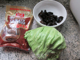 黑木耳素火腿炒牛心菜步骤1