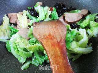 黑木耳素火腿炒牛心菜步骤6