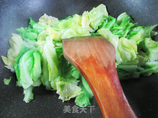 黑木耳素火腿炒牛心菜步骤5