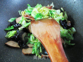 黑木耳素火腿炒牛心菜步骤10