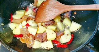 腊鸭炖土豆步骤6