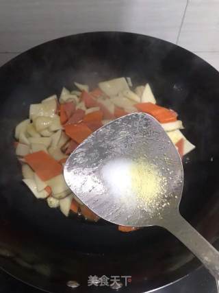 胡萝卜炒杏鲍菇步骤3