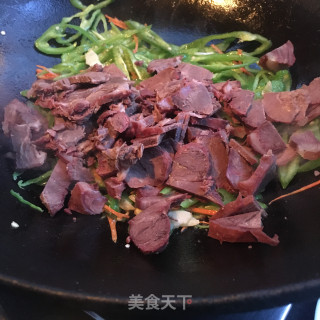 青椒炒驴肉步骤7