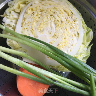 包菜胡萝卜炒粉条步骤2