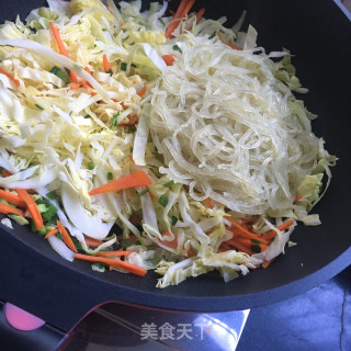 包菜胡萝卜炒粉条步骤6