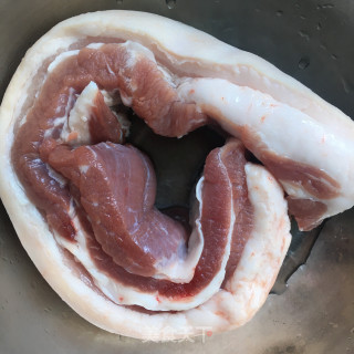 红烧肉炖春笋步骤1