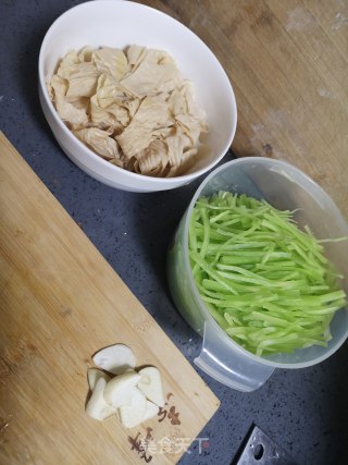 青笋豆腐皮儿步骤1