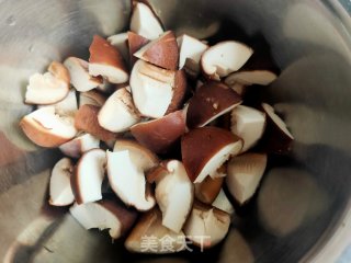 洋葱香菇炒肉末步骤3
