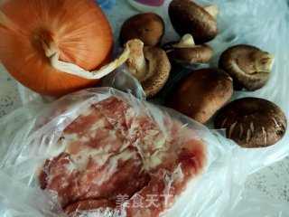 洋葱香菇炒肉末步骤1
