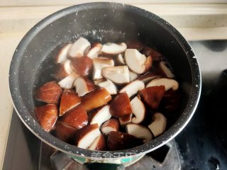 洋葱香菇炒肉末步骤4