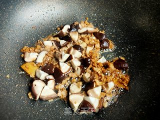 洋葱香菇炒肉末步骤12