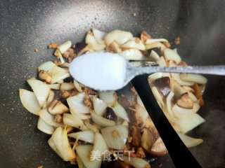 洋葱香菇炒肉末步骤15