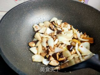 洋葱香菇炒肉末步骤13