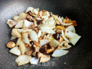 洋葱香菇炒肉末步骤14