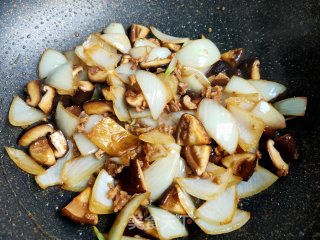 洋葱香菇炒肉末步骤18