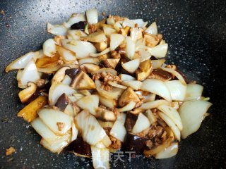 洋葱香菇炒肉末步骤17