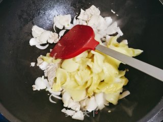 咸菜鱼腐煲步骤6