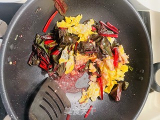 红菠菜炒鸡蛋步骤7