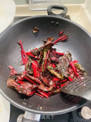 红菠菜炒鸡蛋步骤5