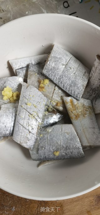 简单版炸带鱼步骤1