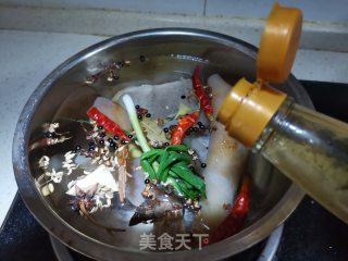 红辣椒香菜炒卤猪皮步骤5